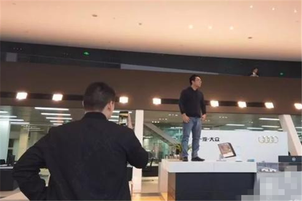 又双叒叕有人坐引擎盖了，这一次是一位男同胞！